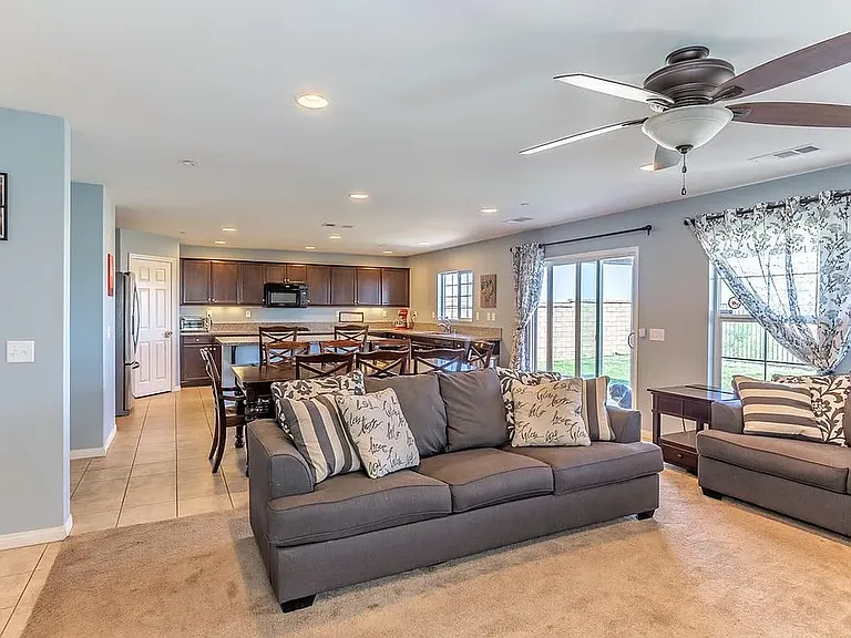 2809 Goldenrain St — Photo 3