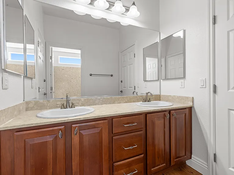 2733 Kildrummie St — Photo 28