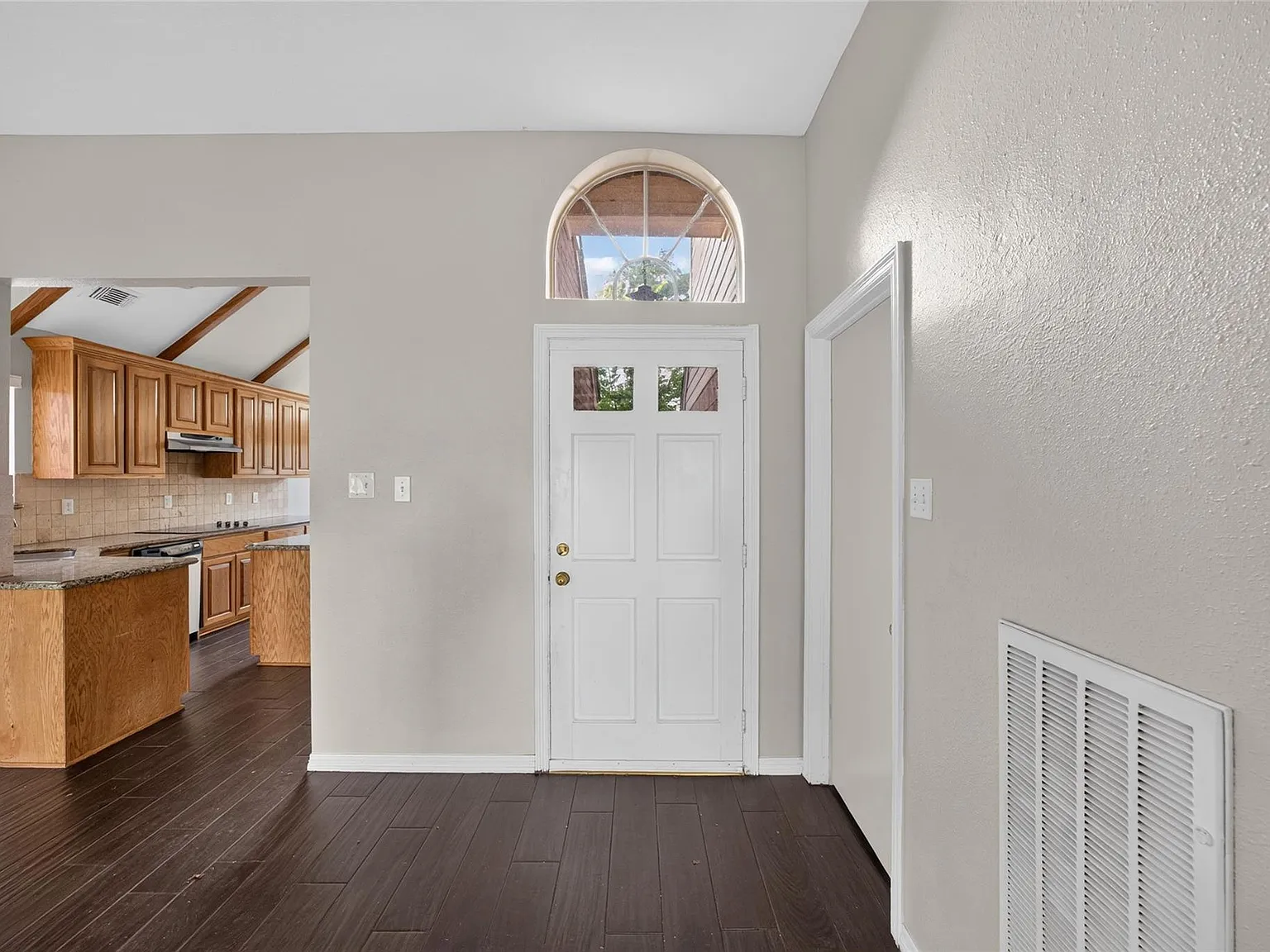 4 bed, 2.5 bath, 2121 sqft, $2,195 — Photo 4