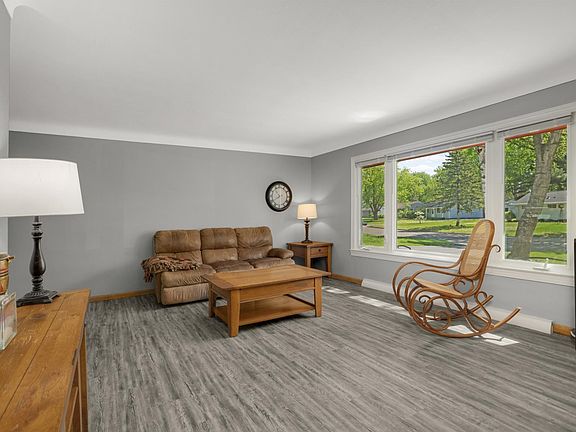5th image of 3811 Saint Regis Dr