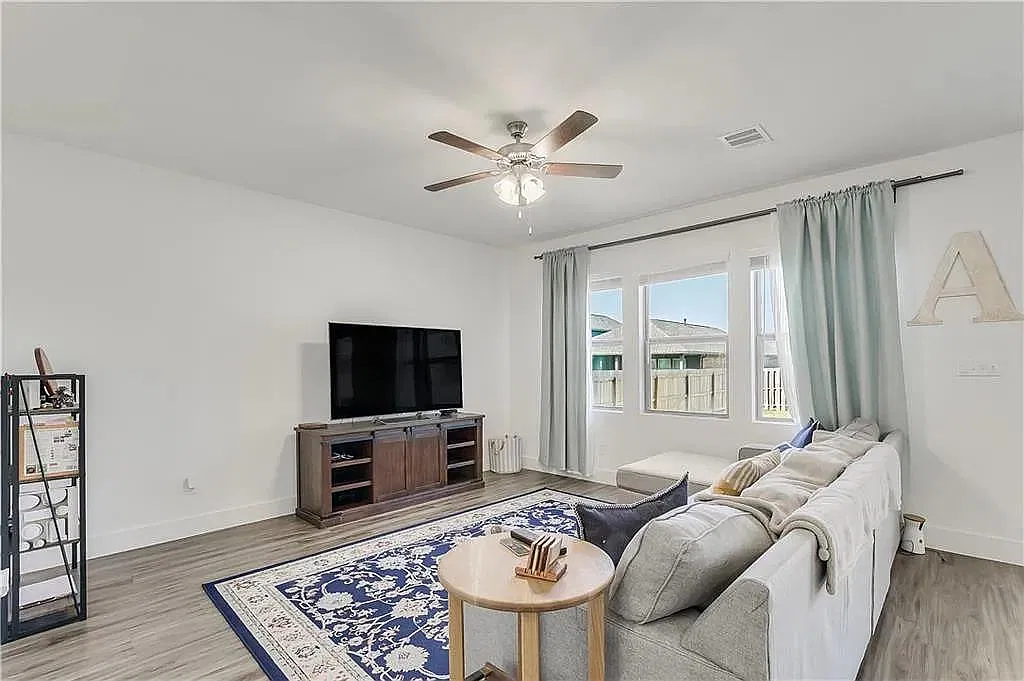 3 bed, 2.5 bath, 2078 sqft, $2,600 — Photo 3