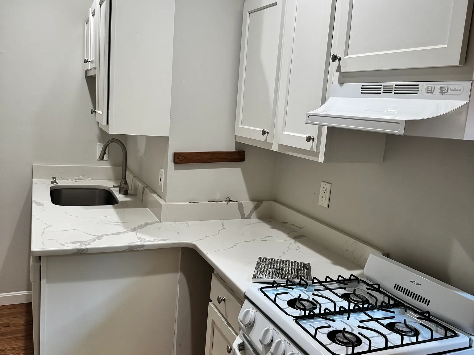 2 bed, 1.0 bath, $3,600 — Photo 2