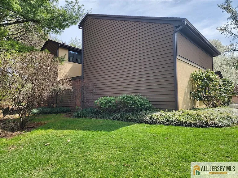 254 Sayre Dr — Photo 2