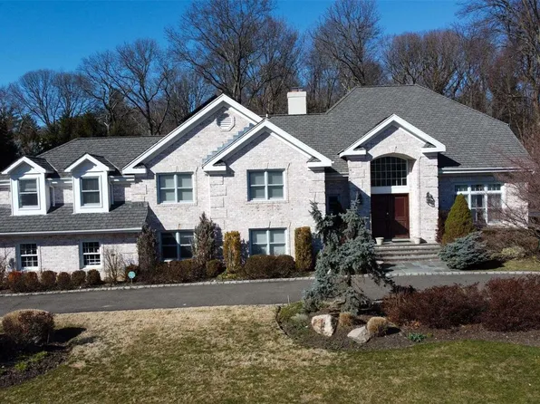 3 Maple Way, Woodbury, NY 11797