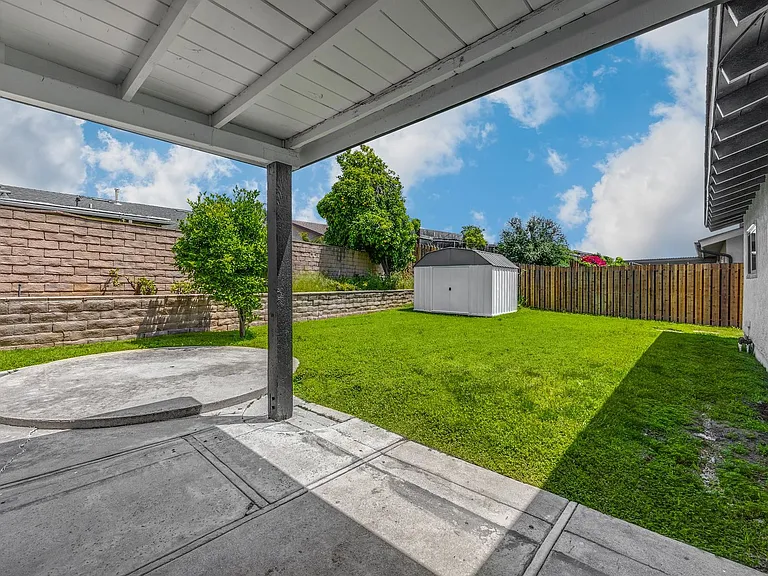 630 N Colfax St — Photo 22