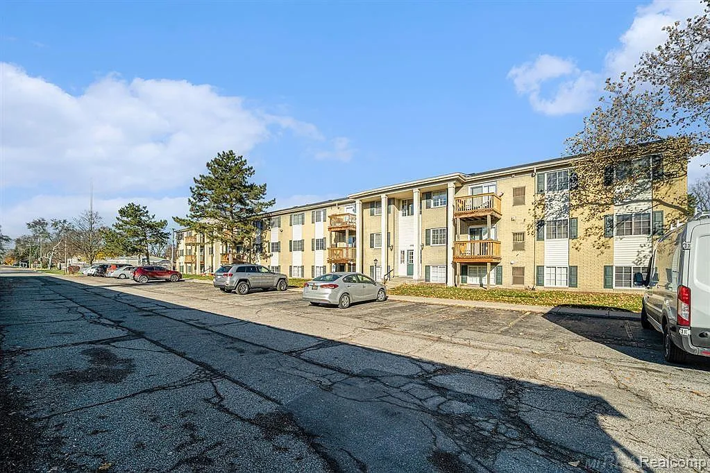 2 bed, 1.5 bath, 923 sqft, $1,500 — Photo 1