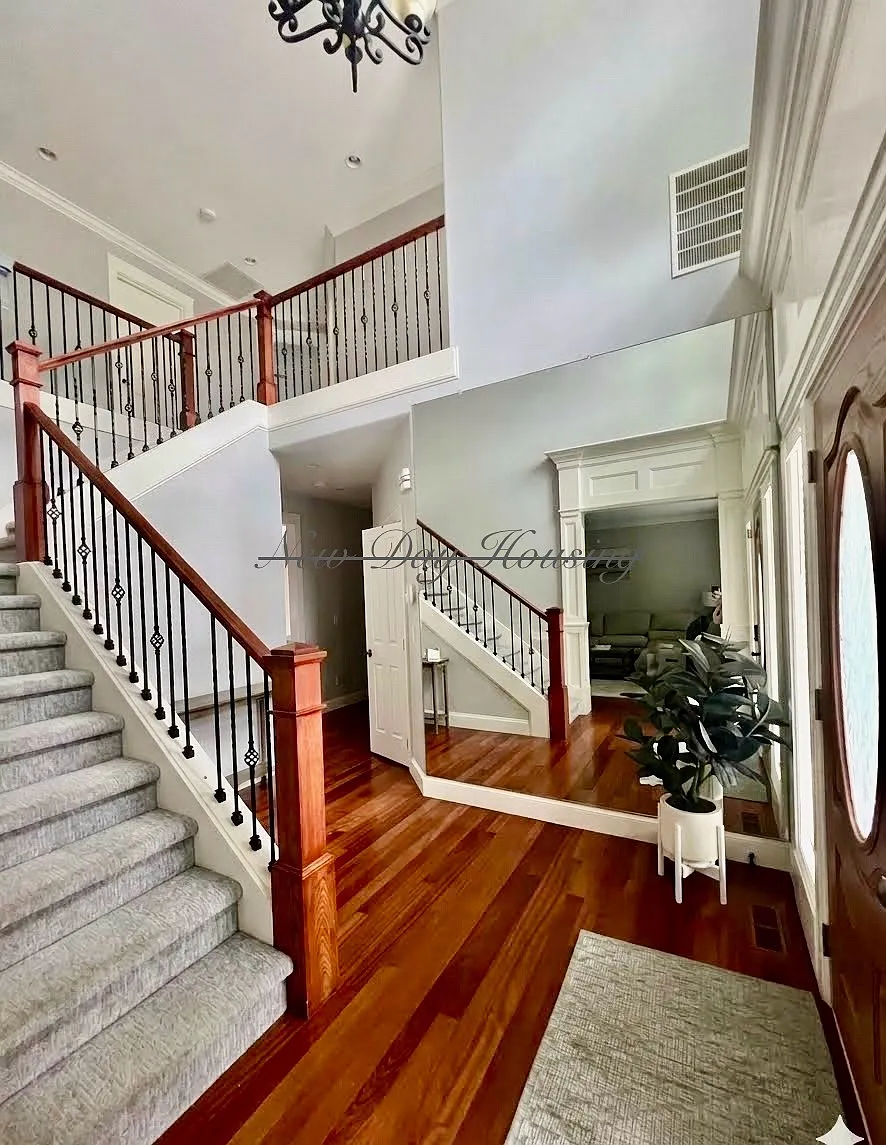 4 bed, 2.5 bath, 2747 sqft, $3,449 — Photo 2