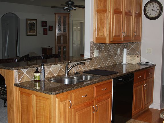 4th image of 10 Barbara Ct