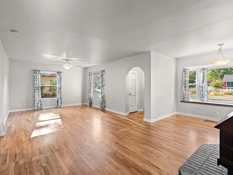 4426 W Irving St — Photo 8
