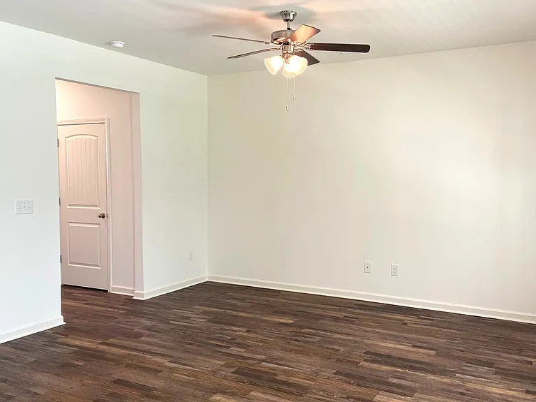 252 Chelsea Park Dr — Photo 3