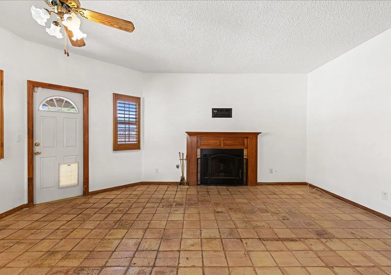 Private Pool and Spa in a 3 Bedroom with New Floors, New Paint — Photo 4