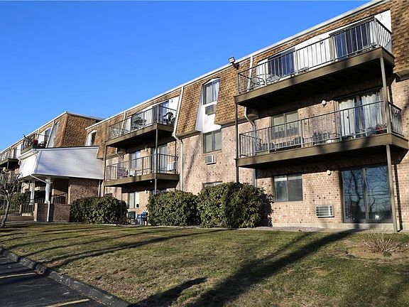 2nd image of 750 Quaker Ln #B110