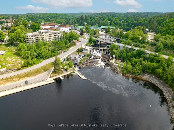 24 Ontario St #403, Bracebridge, ON P1L 2H5