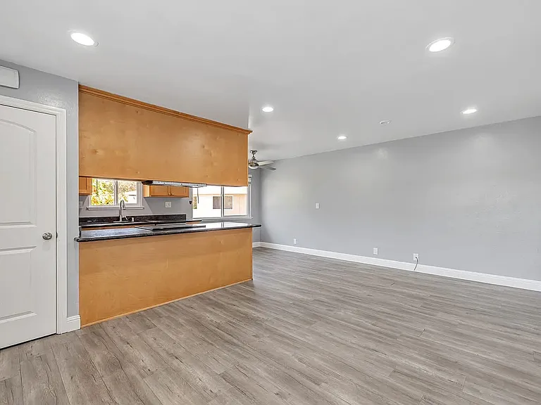 262 Tradewinds Ct #4 — Photo 1