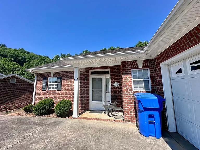 212 Old Brickyard Cir — Photo 3