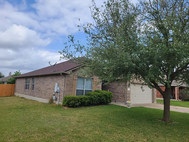 201 Lone Star Blvd — Photo 2