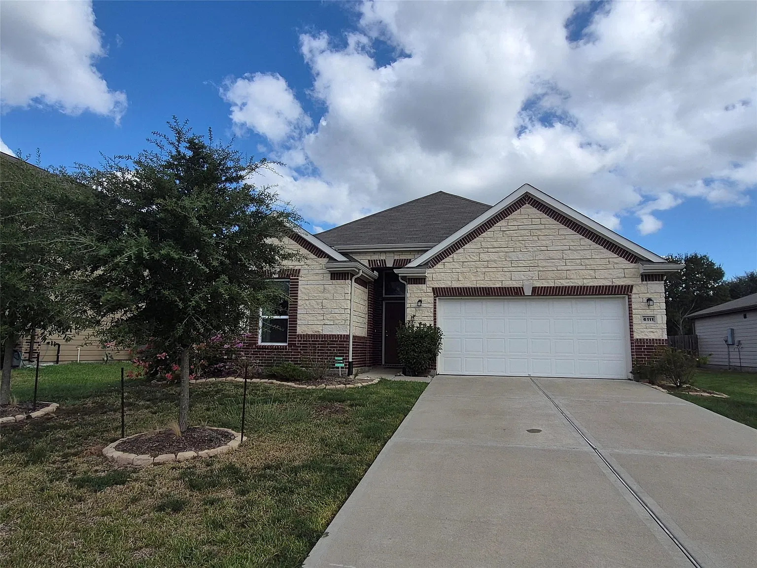 3 bed, 2.0 bath, 2206 sqft, $2,260 — Photo 1