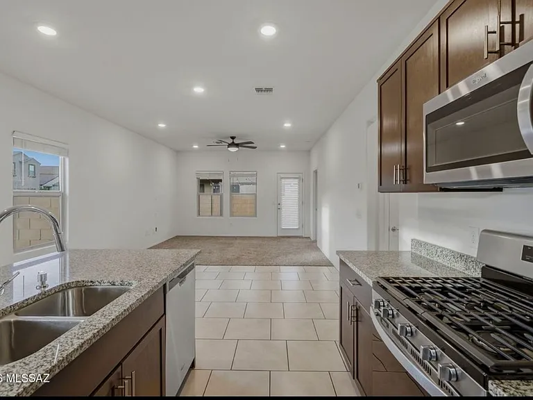 2557 E Calle Joya De Ventura — Photo 3