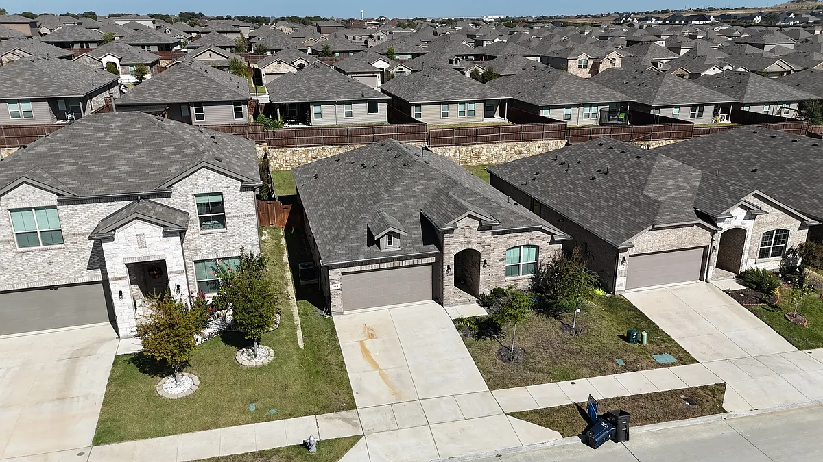 Building Photo - 252 Drumcliffe Dr