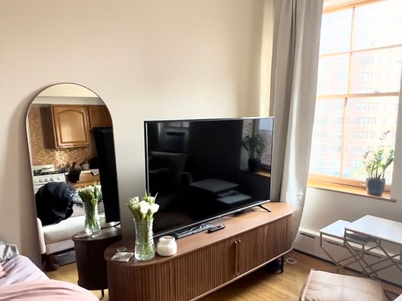 4th image of 301 W 13th St APT 4C