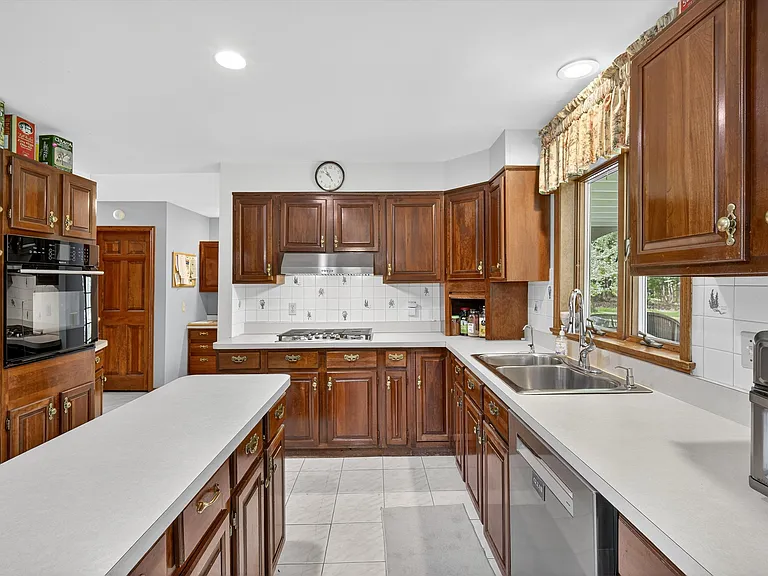 92 Brook Hollow Dr — Photo 13
