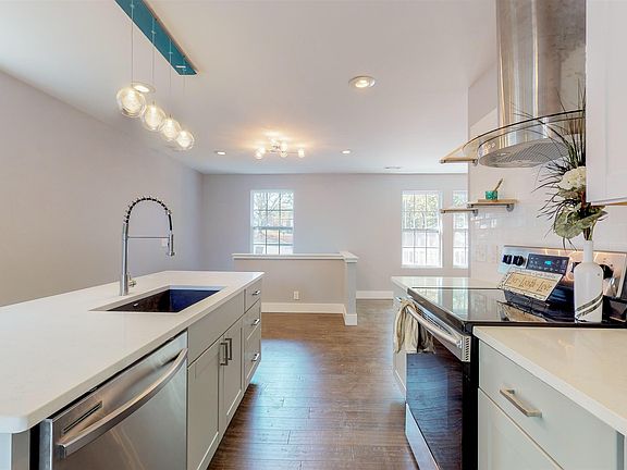 3rd image of 412 Valeria Ct