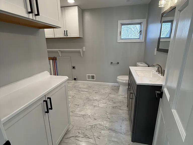 Upstairs Full Bathroom