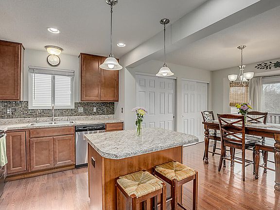 4th image of 10165 Meadow Glen Dr