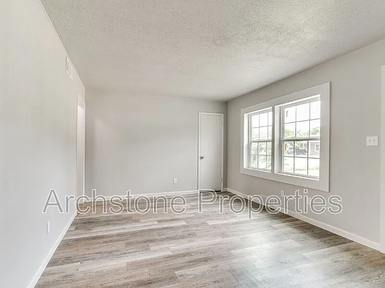 2312 Mustang St — Photo 3