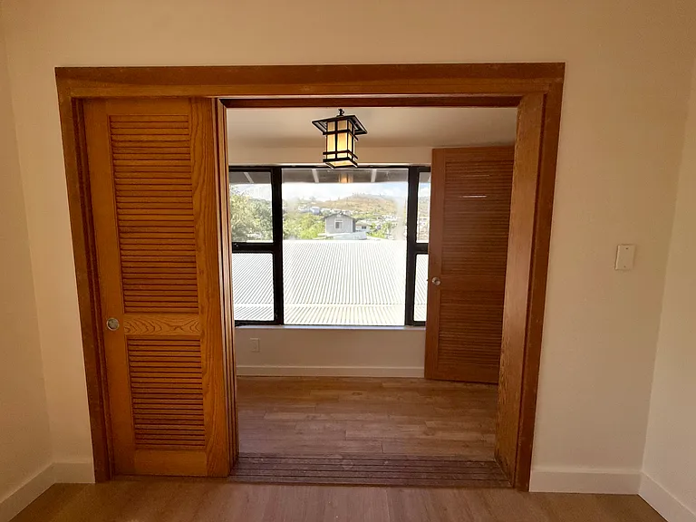 Versatile flex space off the bedroom with abundant natural light.
