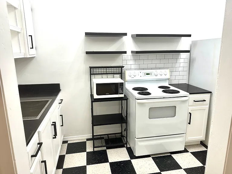 1108 S Detroit Ave #C1 — Photo 3