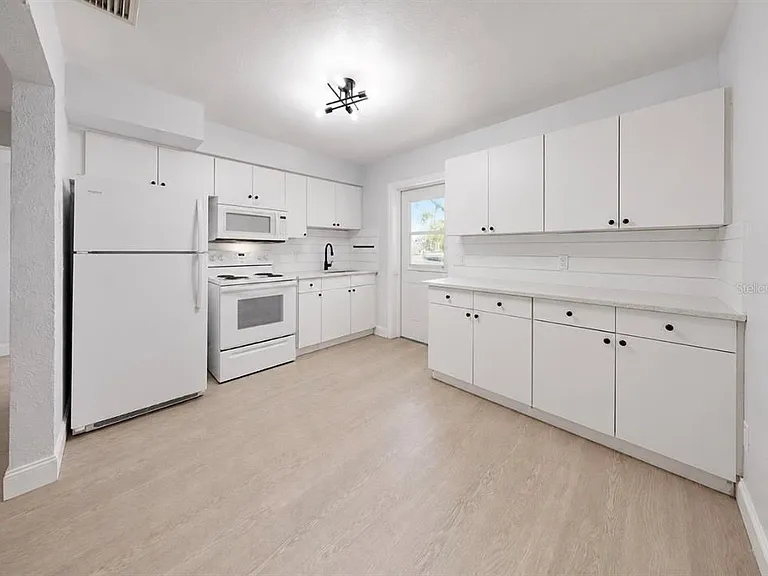 4931 Victoria Dr — Photo 8