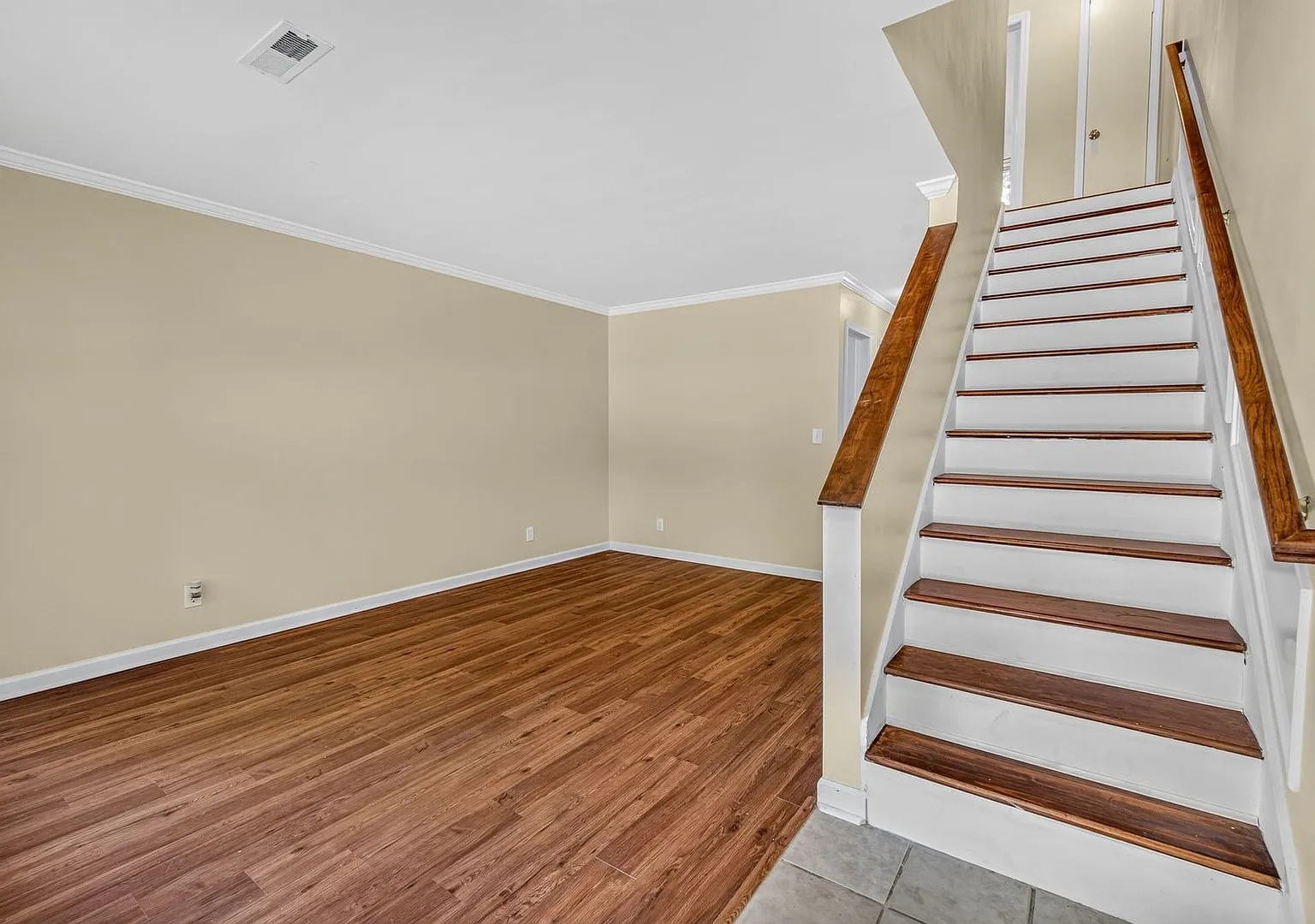 Convenient Living Near Park Circle — Photo 4