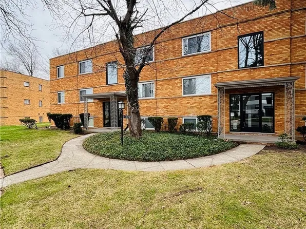 21045 Southbend Cir, Rocky River, OH