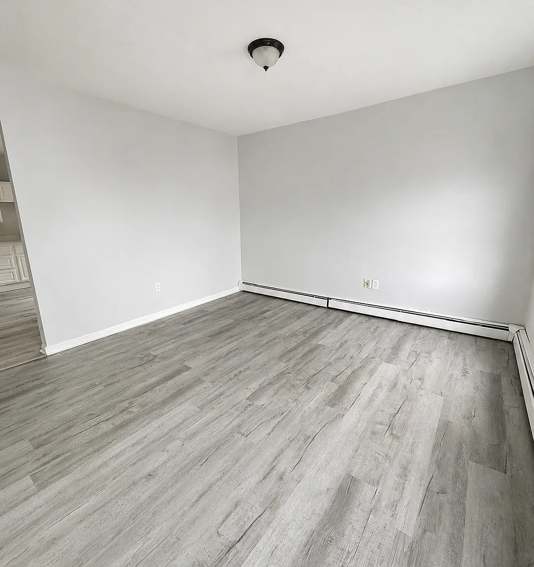 3 bed, 1005 sqft, $2,350 — Photo 2