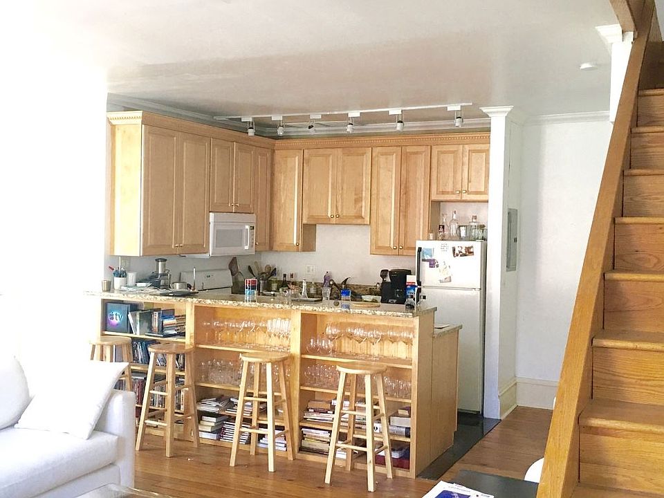 KITCHEN FEATURES EAT AT BAR & GREAT STORAGE SHELVING