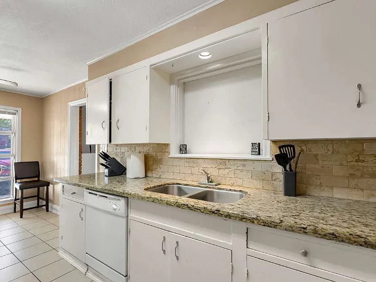 520 Helena St — Photo 11