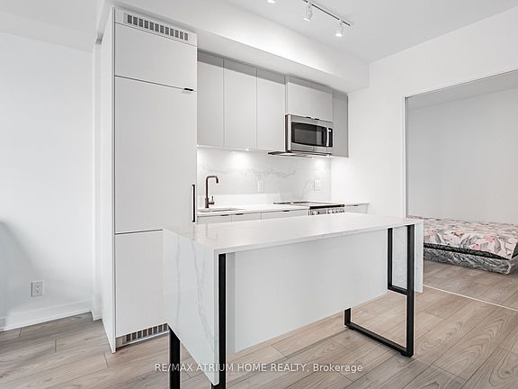 2nd image of 285 Dufferin St #827