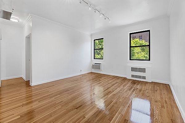 1st image of 69 1/2 Morton St APT 3R