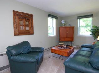 40 Harbor Village Dr, Middletown, RI 02842