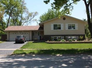 3001 White Dr, Woodridge, IL 60517