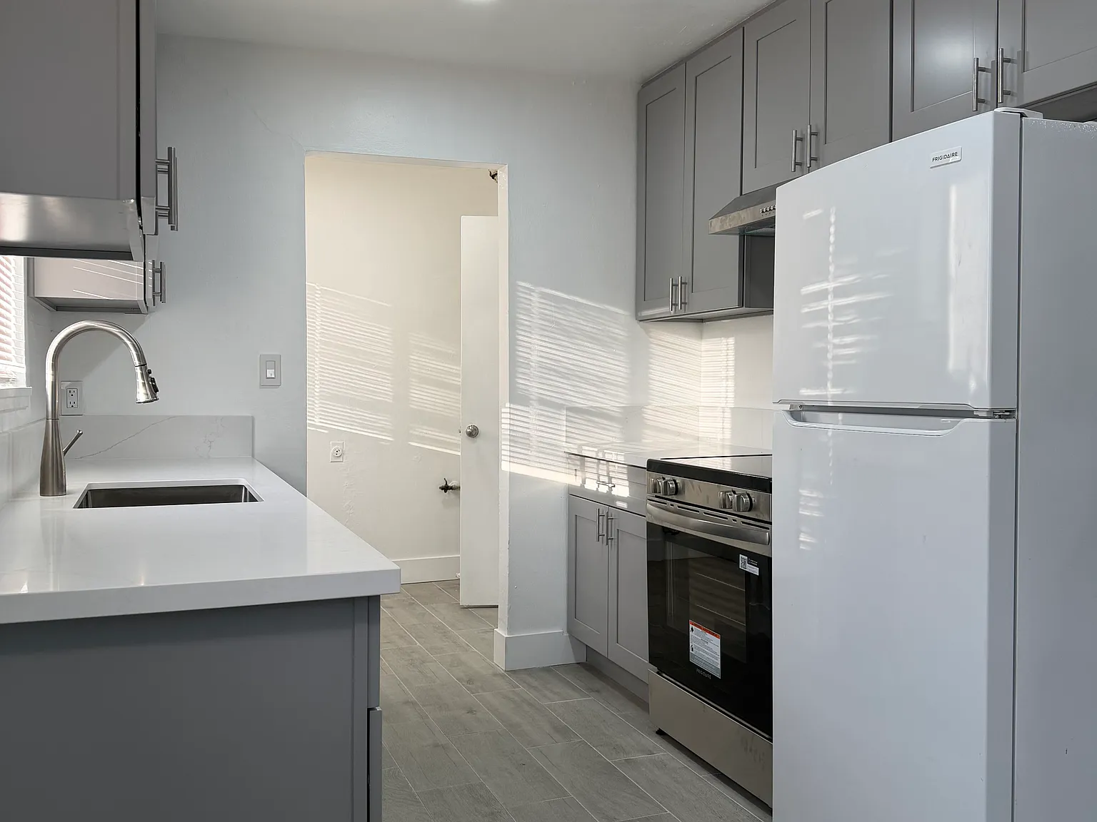 2 bed, 900 sqft, $2,700 — Photo 3
