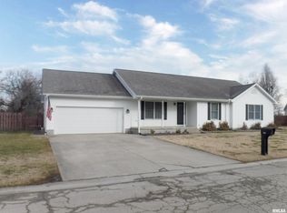 500 Sherwood Ln, Salem, IL 62881