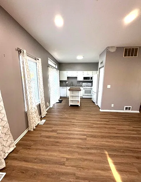 3 bed, 2.5 bath, 1507 sqft, $3,300 — Photo 3