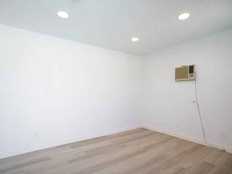 11801 Rexford Rd — Photo 12
