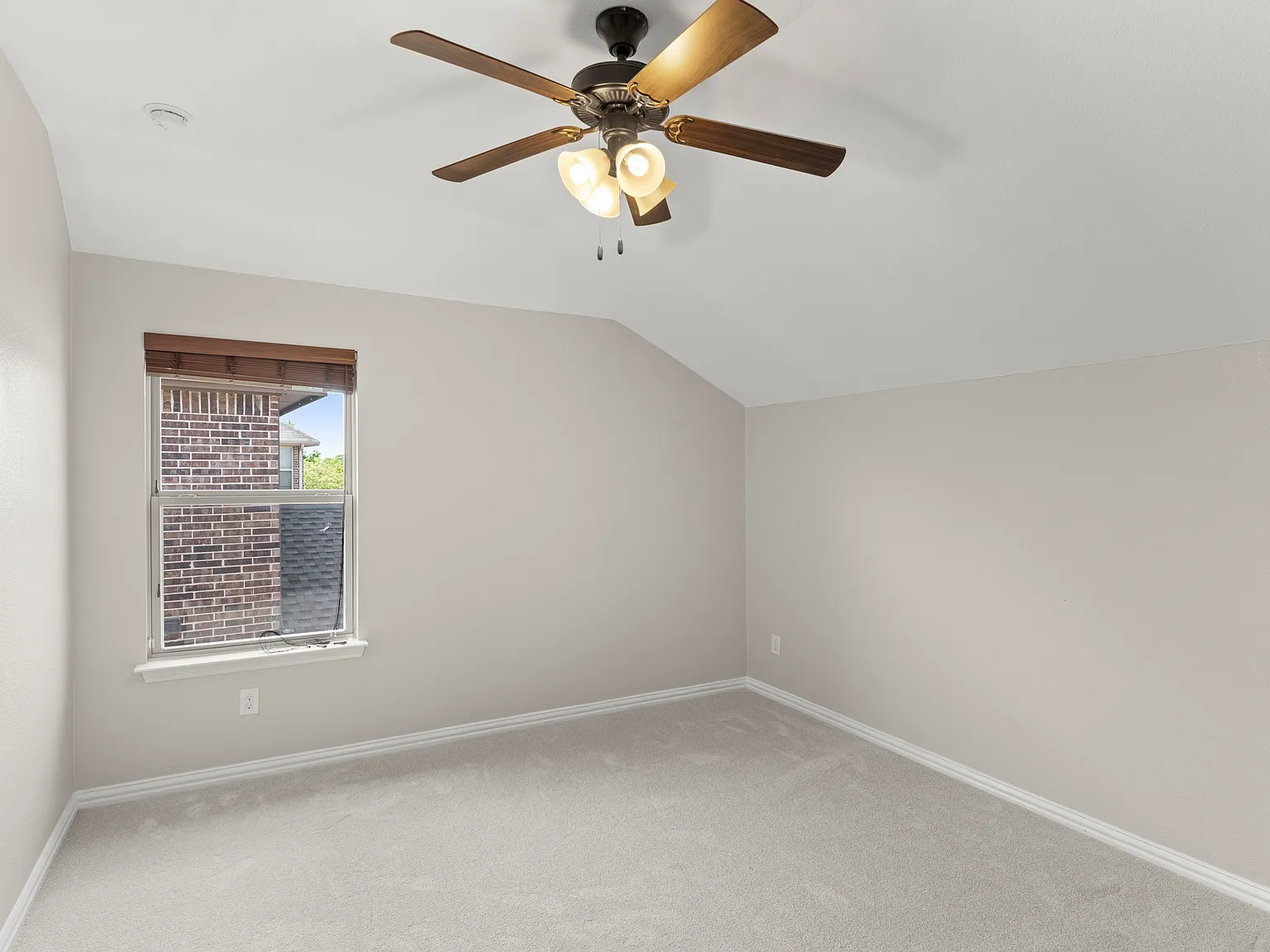 5 bed, 4077 sqft, $3,750 — Photo 3
