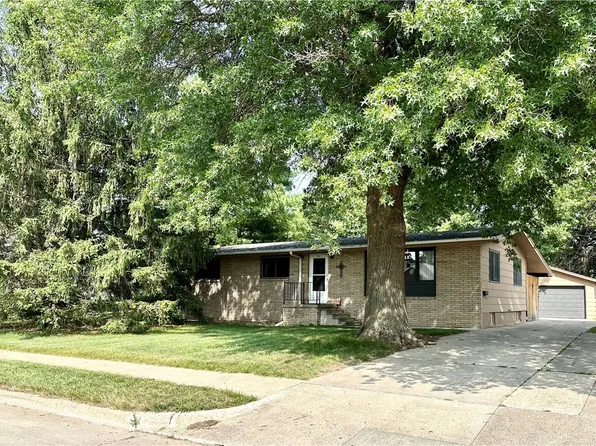 915 S 8th Ave, Winterset, IA 50273