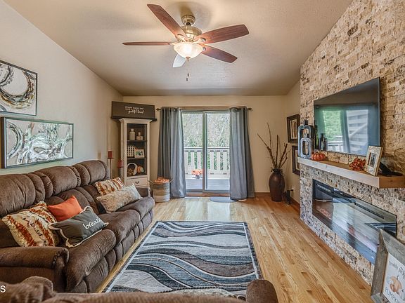 5th image of 3130 Manitoba Ln