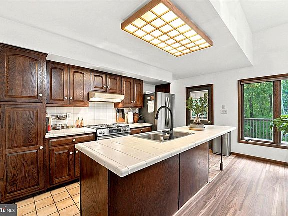 4th image of 536 Spring Mount Rd
