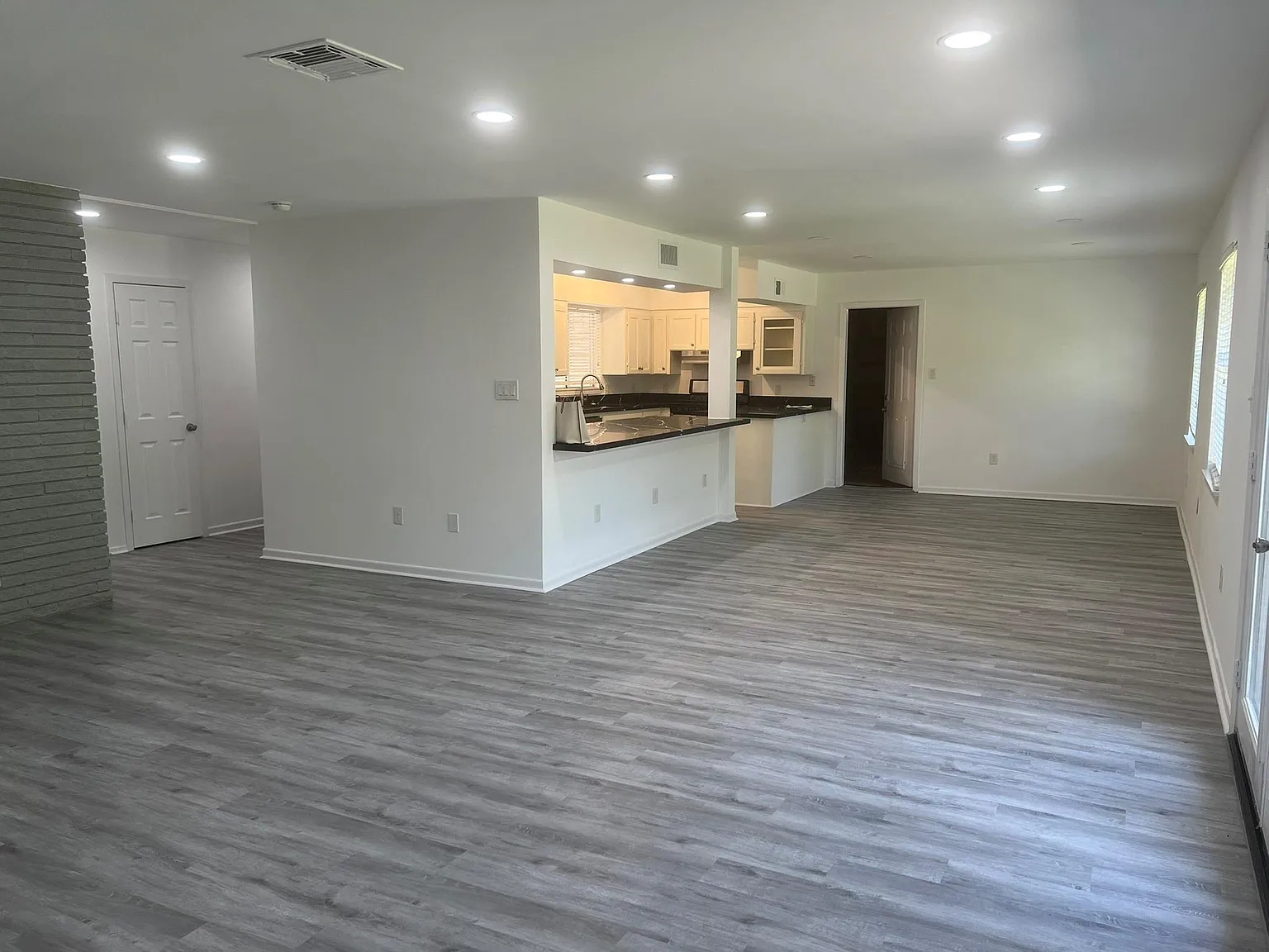 3 bed, 2.0 bath, 1739 sqft, $2,600 — Photo 2